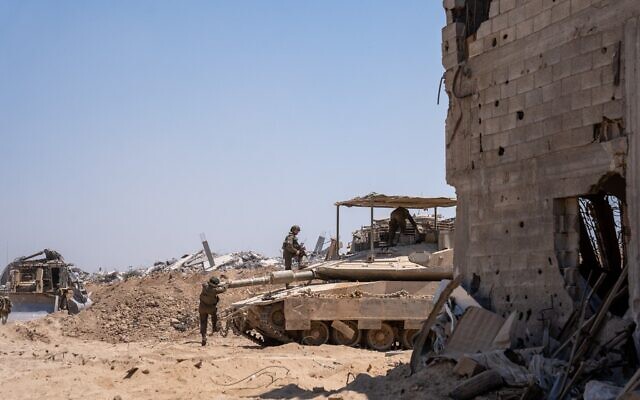 Des soldats de Tsahal dans un char, dans les quartiers de Daraj et Tuffah, en périphérie de Gaza City, le 23 juillet 2025. (Crédit : Emanuel Fabian/Times of Israel) Des soldats de Tsahal dans un char, dans les quartiers de Daraj et Tuffah, en périphérie de Gaza City, le 23 juillet 2025. (Crédit : Emanuel Fabian/Times of Israel)