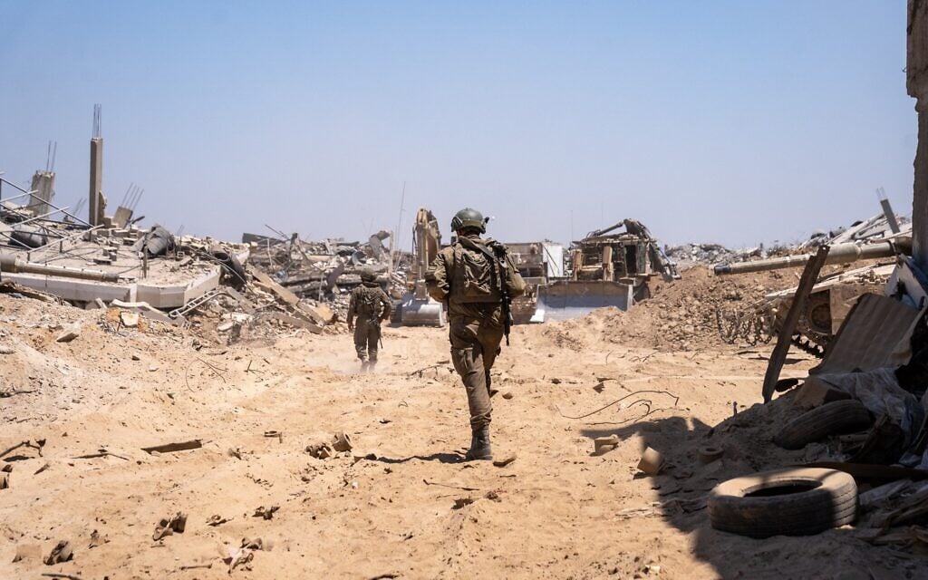 Des soldats de Tsahal sont vus en périphérie des quartiers de Daraj et Tuffah, à Gaza City, le 23 juillet 2025. (Crédit : Emanuel Fabian/Times of Israel)