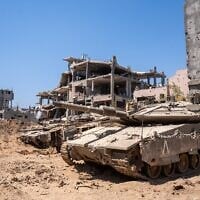 Des chars de l'armée israélienne, à la périphérie des quartiers de Daraj et Tuffah, à Gaza-City, le 23 juillet 2025. (Crédit : Emanuel Fabian/Times of Israel)