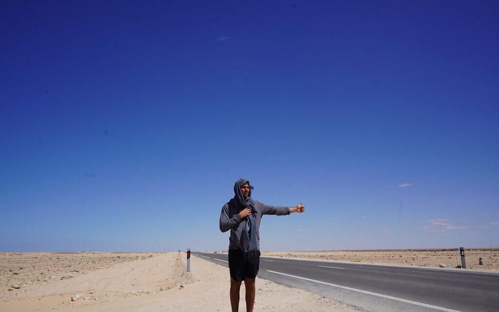 Tal Dooreck Aloni, 2024. "En auto-stop à travers le Sahara pour rejoindre la Mauritanie et monter à bord du train le plus long du monde - pas de plan, juste un appareil photo et un rêve." (Autorisation) Tal Dooreck Aloni, 2024. "En auto-stop à travers le Sahara pour rejoindre la Mauritanie et monter à bord du train le plus long du monde - pas de plan, juste un appareil photo et un rêve." (Autorisation)