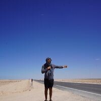 Tal Dooreck Aloni, 2024. "En auto-stop à travers le Sahara pour rejoindre la Mauritanie et monter à bord du train le plus long du monde - pas de plan, juste un appareil photo et un rêve." (Autorisation)