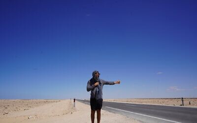Tal Dooreck Aloni, 2024. "En auto-stop à travers le Sahara pour rejoindre la Mauritanie et monter à bord du train le plus long du monde - pas de plan, juste un appareil photo et un rêve." (Autorisation)