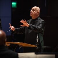 Leon Botstein, président du Bard College et directeur de son orchestre, dirige un concert à Nuremberg, en Allemagne, le 8 mai 2025. (Crédit : Anton Doppelbauer/JTA)