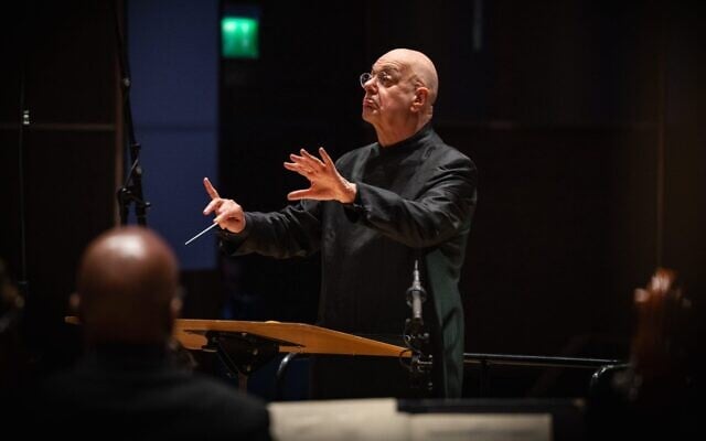 Leon Botstein, président du Bard College et directeur de son orchestre, dirige un concert à Nuremberg, en Allemagne, le 8 mai 2025. (Crédit : Anton Doppelbauer/JTA)