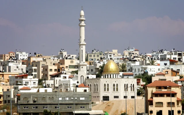 Vue de la ville palestinienne de Taybeh, en Cisjordanie. Le 7 juillet 2005. (Crédit : Moshe Shai/FLASH90)