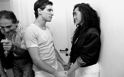 L'acteur israélien Alon Abutbul avec la chanteuse Rita en 1989. (Photo de Moshe Shai/Flash90)
