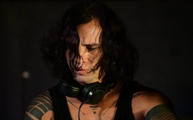 Le DJ israélien Skazi lors d'une manifestation contre le gouvernement et les nouvelles restrictions imposées par celui-ci suite à la propagation du coronavirus, à Tel Aviv, le 25 juillet 2020. (Crédit : Tomer Neuberg/Flash90) Le DJ israélien Skazi lors d'une manifestation contre le gouvernement et les nouvelles restrictions imposées par celui-ci suite à la propagation du coronavirus, à Tel Aviv, le 25 juillet 2020. (Crédit : Tomer Neuberg/Flash90)