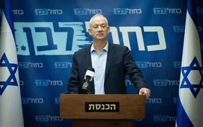 Le ministre de la Défense de l'époque, Benny Gantz, dirige une réunion de faction Kakhol Iavan à la Knesset le 6 juin 2022. (Yonatan Sindel / Flash90)