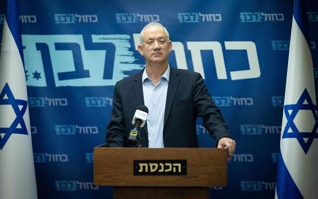 Le ministre de la Défense de l'époque, Benny Gantz, dirige une réunion de faction Kakhol Iavan à la Knesset le 6 juin 2022. (Yonatan Sindel / Flash90) Le ministre de la Défense de l'époque, Benny Gantz, dirige une réunion de faction Kakhol Iavan à la Knesset le 6 juin 2022. (Yonatan Sindel / Flash90)