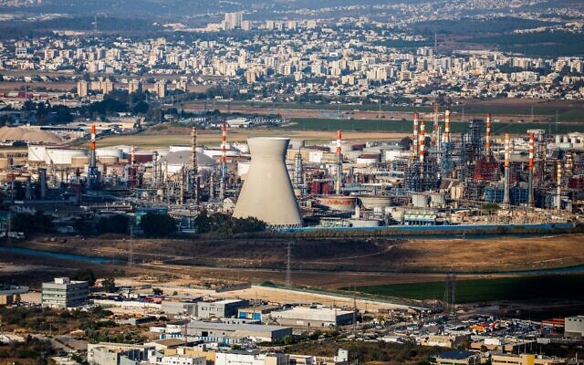 Des niveaux élevés de PFAS ont été trouvés dans des raffineries de pétrole telles que la raffinerie Bazan à Haïfa, dans le nord d'Israël, photographiée le 31 juillet 2022. (Crédit : Shir Torem/Flash90)