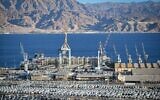 Des voitures neuves importées sur un parking du port d'Eilat, en Israël, le 3 janvier 2024. (Crédit : Yehuda Ben Itach/Flash90)