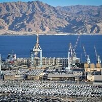 Des voitures neuves importées sur un parking du port d'Eilat, en Israël, le 3 janvier 2024. (Crédit : Yehuda Ben Itach / Flash90)