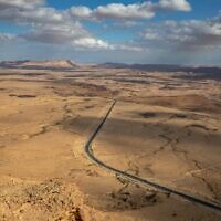 La route sinueuse menant au makhtesh Ramon, un cratère dans le sud d'Israël, le 26 février 2023. (Doron Horowitz/Flash90)