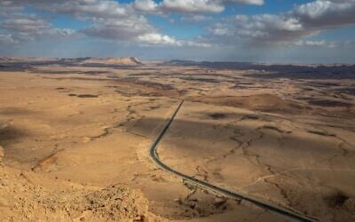 La route sinueuse menant au makhtesh Ramon, un cratère dans le sud d'Israël, le 26 février 2023. (Doron Horowitz/Flash90)