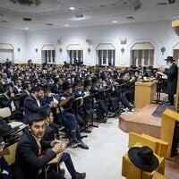 Illustration : Le rabbin Yehuda Cohen lors de sa cérémonie d'intronisation en tant que nouveau membre du Conseil des Sages de la Torah du Shas, dans une synagogue, à Jérusalem, le 13 juillet 2023. (Crédit : Chaïm Goldberg/Flash90)