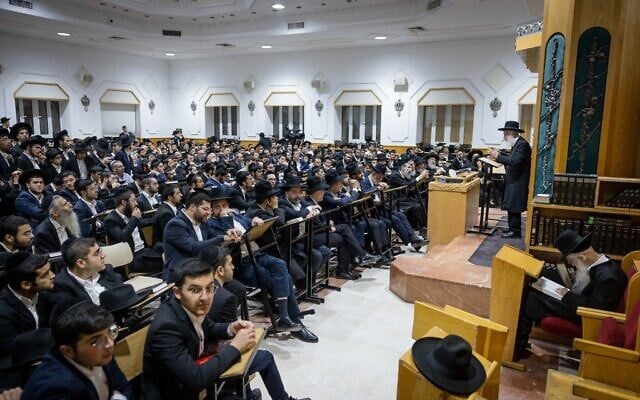 Illustration : Le rabbin Yehuda Cohen lors de sa cérémonie d'intronisation en tant que nouveau membre du Conseil des Sages de la Torah du Shas, dans une synagogue, à Jérusalem, le 13 juillet 2023. (Crédit : Chaïm Goldberg/Flash90)