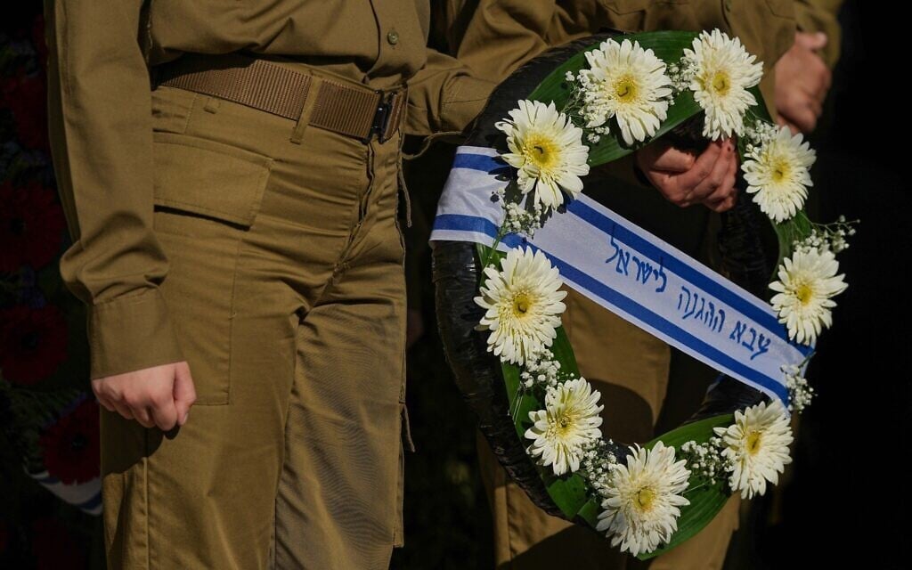 Illustration : Des soldats de l’armée israélienne tenant une couronne lors des funérailles du soldat Ron Sherman, au cimetière Lehavim, le 15 décembre 2023. (Crédit : Flash90)