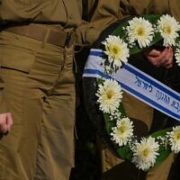 Illustration : Des soldats de l’armée israélienne tenant une couronne lors des funérailles du soldat Ron Sherman, au cimetière Lehavim, le 15 décembre 2023. (Crédit : Flash90)