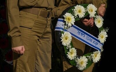 Illustration : Des soldats de l’armée israélienne tenant une couronne lors des funérailles du soldat Ron Sherman, au cimetière Lehavim, le 15 décembre 2023. (Crédit : Flash90)