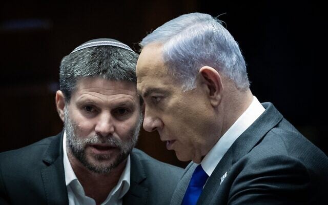 Le Premier ministre Benjamin Netanyahu (à droite) et le ministre des Finances Bezalel Smotrich, à la Knesset, le 7 février 2024. (Crédit : Yonatan Sindel/Flash90) Le Premier ministre Benjamin Netanyahu (à droite) et le ministre des Finances Bezalel Smotrich, à la Knesset, le 7 février 2024. (Crédit : Yonatan Sindel/Flash90)