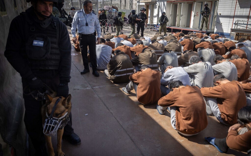 Des terroristes présumés du Hamas, arrêtés lors de l'attaque du Hamas contre Israël le 7 octobre 2023 et de la guerre qui s'en est suivie à Gaza, accroupis dans la cour d'une prison du sud d'Israël, le 14 février 2024. (Chaim Goldberg/Flash90) Des terroristes présumés du Hamas, arrêtés lors de l'attaque du Hamas contre Israël le 7 octobre 2023 et de la guerre qui s'en est suivie à Gaza, accroupis dans la cour d'une prison du sud d'Israël, le 14 février 2024. (Chaim Goldberg/Flash90)