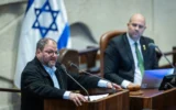 Le député Hadash-Taal Ofer Cassif s'exprime lors d'une discussion et d'un vote sur son expulsion en séance plénière  de la Knesset le 19 février 2024. (Crédit : Yonatan Sindel/Flash90)