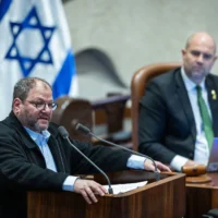Le député Hadash-Taal Ofer Cassif s'exprime lors d'une discussion et d'un vote sur son expulsion en séance plénière  de la Knesset le 19 février 2024. (Crédit : Yonatan Sindel/Flash90)