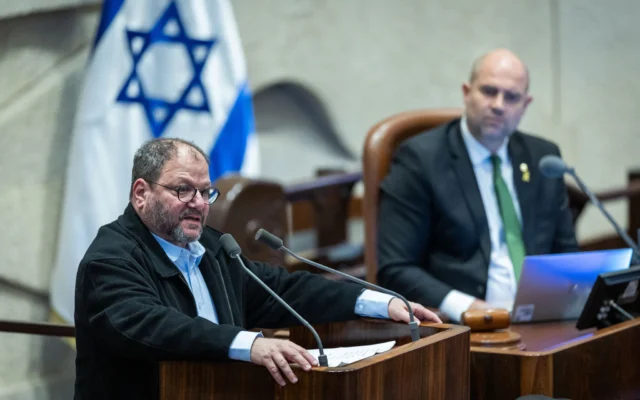 Le député Hadash-Taal Ofer Cassif s'exprime lors d'une discussion et d'un vote sur son expulsion en séance plénière  de la Knesset le 19 février 2024. (Crédit : Yonatan Sindel/Flash90)