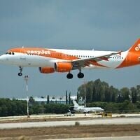 Un avion de la compagnie easyJet décolle de l'aéroport Ben Gurion, le 11 avril 2018. (Moshe Shai/FLASH90)