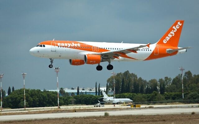 Un avion de la compagnie easyJet décolle de l'aéroport Ben Gurion, le 11 avril 2018. (Moshe Shai/FLASH90)