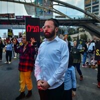 Le journaliste ultra-gauche Israel Frey participant à une manifestation pour la libération des otages retenus dans la bande de Gaza, devant les quartiers généraux de l'armée de la Kirya, à Tel Aviv, le 8 avril 2024. (Crédit : Avshalom Sassoni/Flash90)