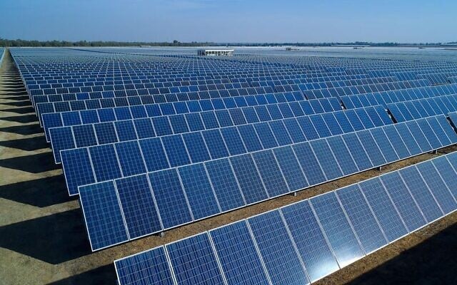 Des panneaux solaires dans le Néguev, dans le sud d'Israël, le 16 novembre 2017. (Crédit : Moshe Shaï/FLASH90)