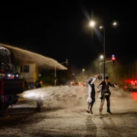 La police utilise un canon à eau pour disperser les manifestants pendant une manifestation contre le service militaire des jeunes ultra-orthodoxes à Jérusalem, le 30 juin 2024. (Crédit : Chaim Goldberg/Flash90)