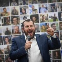Le ministre du Patrimoine Amichay Eliyahu s'exprime lors d'une manifestation contre l'accord sur les otages avec le Hamas, à Jérusalem, le 18 janvier 2025. (Crédit : Chaim Goldberg/Flash90)
