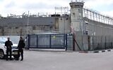 Les forces de sécurité israéliennes montant la garde à la prison d'Ofer, près de Jérusalem, le 8 février 2025. (Crédit : Jamal Awad/ Flash90)