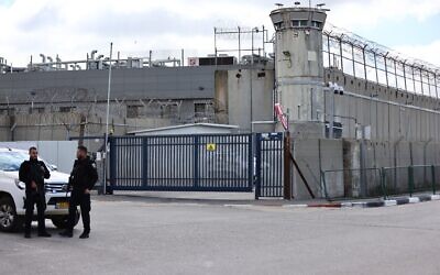 Les forces de sécurité israéliennes montant la garde à la prison d'Ofer, près de Jérusalem, le 8 février 2025. (Crédit : Jamal Awad/ Flash90)