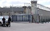 Les forces de sécurité israéliennes montent la garde à la prison d'Ofer, dans les environs de Jérusalem, le 8 février 2025. (Crédit : Jamal Awad/Flash90)