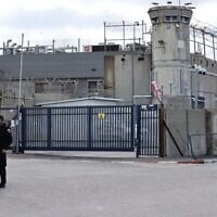 Les forces de sécurité israéliennes montent la garde à la prison d'Ofer, dans les environs de Jérusalem, le 8 février 2025. (Crédit : Jamal Awad/Flash90)
