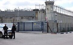 Les forces de sécurité israéliennes montent la garde à la prison d'Ofer, dans les environs de Jérusalem, le 8 février 2025. (Crédit : Jamal Awad/Flash90)