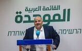 Le chef du parti Raam, le député Mansour Abbas, dirigeant une réunion de sa faction, à la Knesset, à Jérusalem, le 10 février 2025. (Crédit : Yonatan Sindel/Flash90)