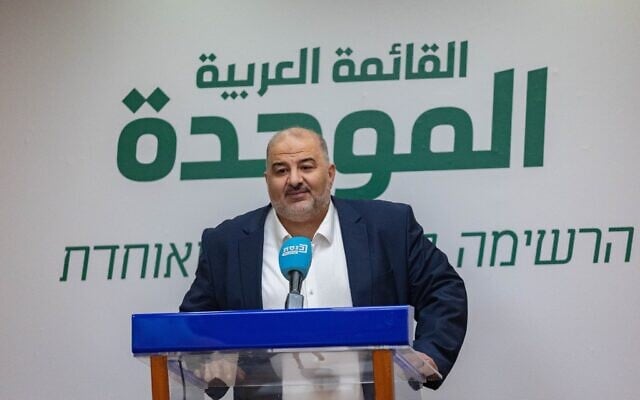 Le chef du parti Raam, le député Mansour Abbas, dirigeant une réunion de sa faction, à la Knesset, à Jérusalem, le 10 février 2025. (Crédit : Yonatan Sindel/Flash90)