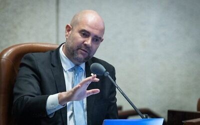 Le président de la Knesset, Amir Ohana, s'exprimant lors d'une session plénière à la Knesset, à Jérusalem, le 17 février 2025. (Crédit : Yonatan Sindel/Flash90)