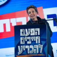La ministre de la Protection de l'environnement, Idit Silman, prend la parole lors d'un rassemblement à Jérusalem pour l'expulsion des Palestiniens de Gaza et le rétablissement des implantations israéliennes, le 27 février 2025. (Crédit : Yonatan Sindel/Flash90)