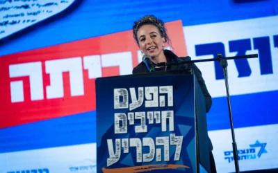 La ministre de la Protection de l'environnement, Idit Silman, prend la parole lors d'un rassemblement à Jérusalem pour l'expulsion des Palestiniens de Gaza et le rétablissement des implantations israéliennes, le 27 février 2025. (Crédit : Yonatan Sindel/Flash90)