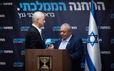 Le député Gadi Eisenkot (à droite) et le chef du parti HaMahane HaMamlahti, le député Benny Gantz lors d'une réunion du parti, à la Knesset, le 24 mars 2025. (Crédit : Yonatan Sindel/Flash90)