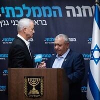 Le député Gadi Eisenkot (à droite) et le chef du parti HaMahane HaMamlahti, le député Benny Gantz lors d'une réunion du parti, à la Knesset, le 24 mars 2025. (Crédit : Yonatan Sindel/Flash90)