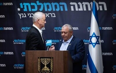 Le député Gadi Eisenkot (à droite) et le chef du parti HaMahane HaMamlahti, le député Benny Gantz lors d'une réunion du parti, à la Knesset, le 24 mars 2025. (Crédit : Yonatan Sindel/Flash90)