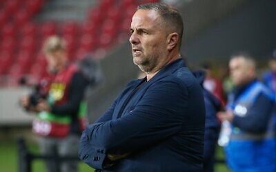 Ran Ben Shimon, entraîneur de l'équipe nationale de football d'Israël, lors du match de qualification pour la Coupe du monde 2026 entre Israël et la Norvège, à Debrecen, en Hongrie, le 25 mars 2025. (Crédit : Udi Zitiat/Flash90)