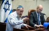 Le chef du parti Noam, Avi Maoz, s'exprimant lors de la séance plénière de la Knesset, à Jérusalem, le 31 mars 2025. (Crédit : Chaïm Goldberg/Flash90)