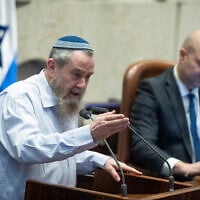 Le chef du parti Noam, Avi Maoz, s'exprimant lors de la séance plénière de la Knesset, à Jérusalem, le 31 mars 2025. (Crédit : Chaïm Goldberg/Flash90)